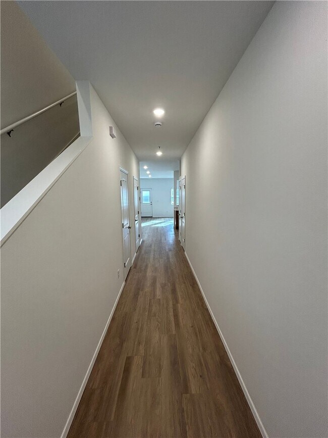 Building Photo - 2802 W Mockingbird Ln