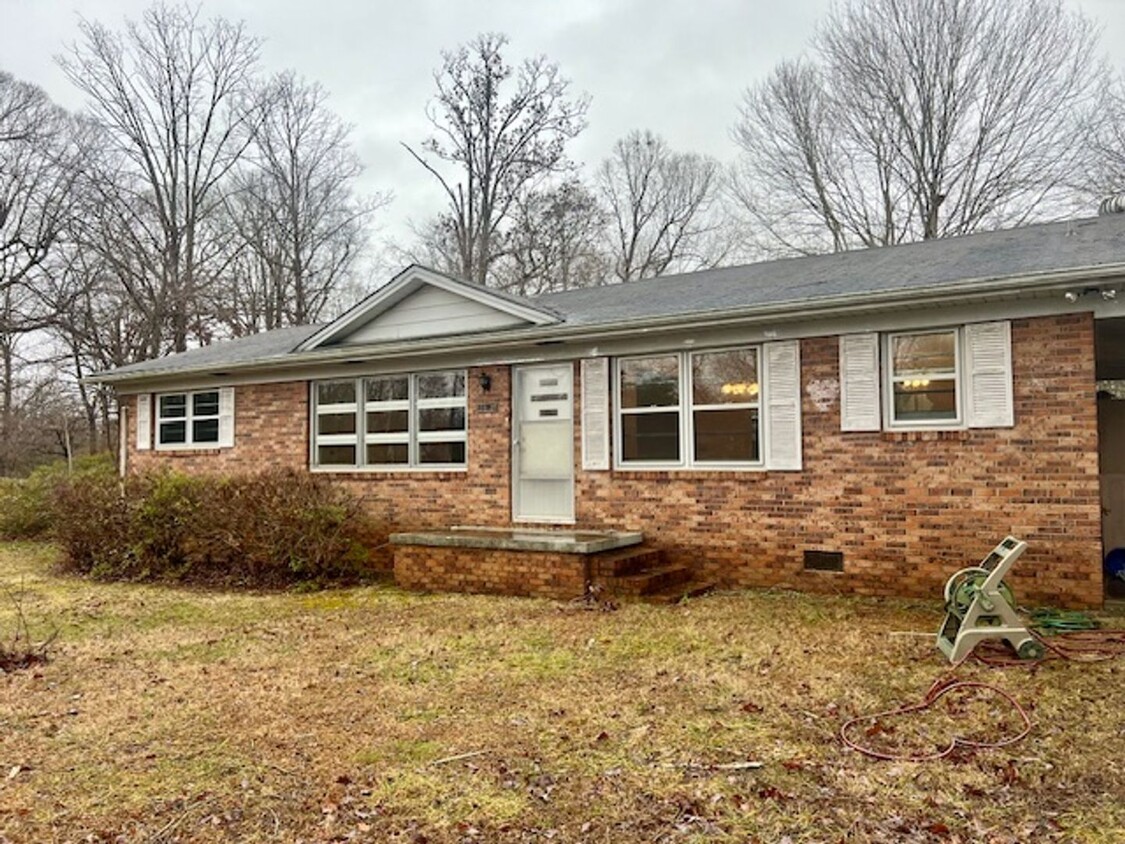 Foto principal - Three bedroom, 1.5 bath house in Mebane