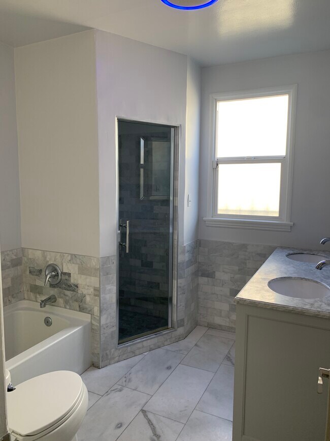 Building Photo - 1407 W 87th St