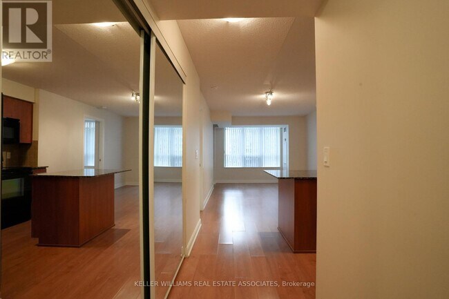 Building Photo - 330-330 Burnhamthorpe Rd W