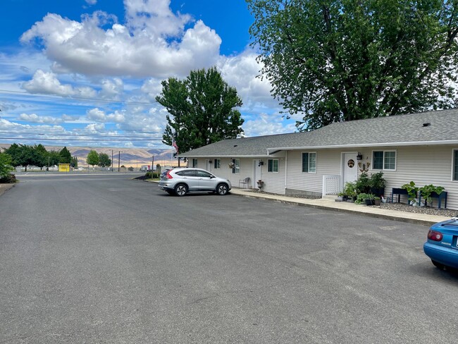 Building Photo - Newly Renovated Ground Level Orchards 2-be...