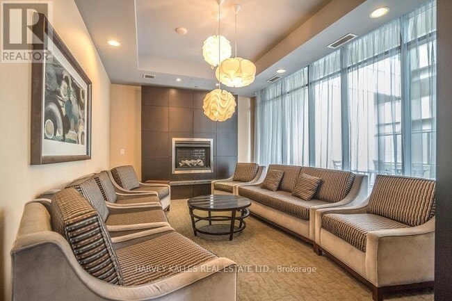 Building Photo - 736 Spadina Ave.