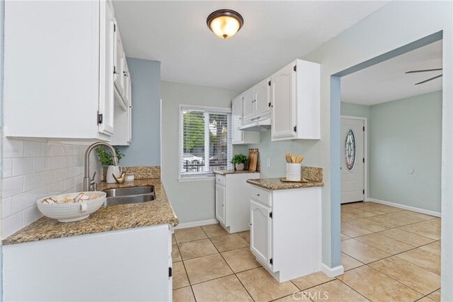Kitchen - 1048 S Record Ave