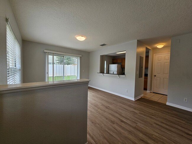 Building Photo - Great END unit in gated community