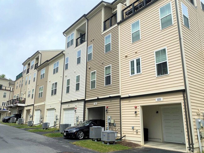 Building Photo - Spacious 3 Bedroom Townhouse in Silver Spr...