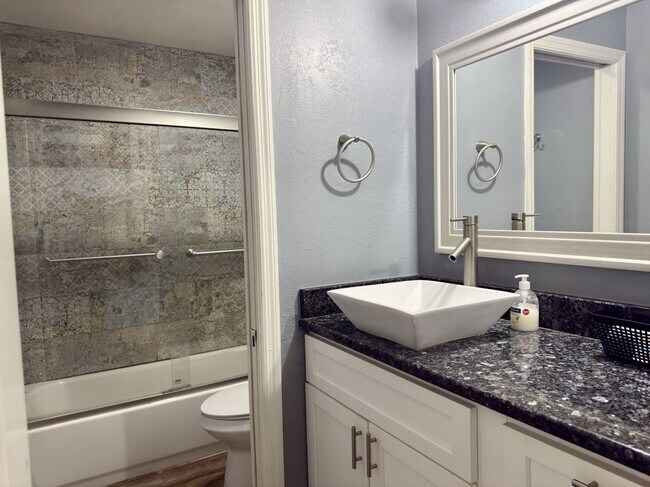 Foto del edificio - 1700 Ridgewood Ln