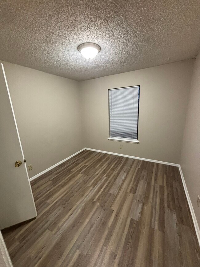 Foto del edificio - 641 N Betty Jo Dr