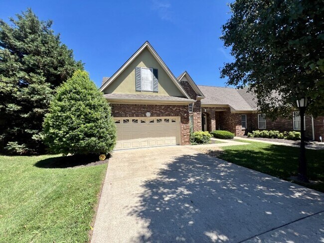 Building Photo - 4BR 2.5BA Executive Townhome Near MTSU, FR...