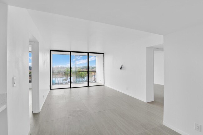 Foto del edificio - 7754 Lakeside Blvd