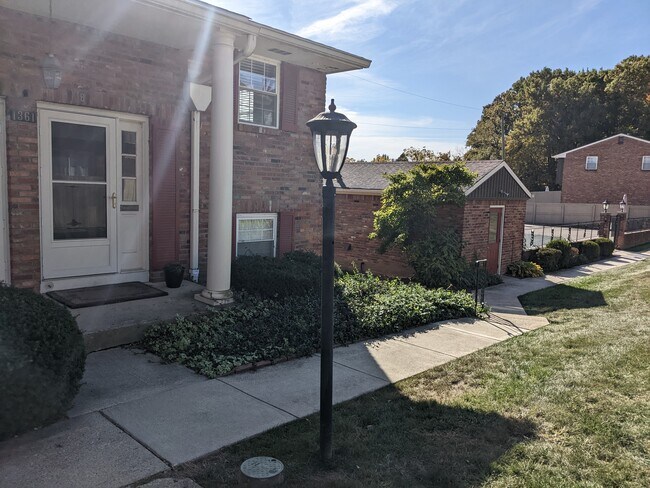 Building Photo - 1361 Bluff Ave