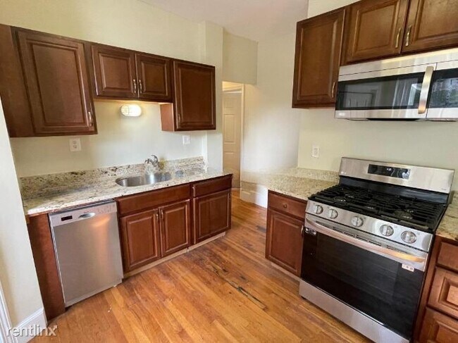 Building Photo - 3 br, 1 bath Duplex - 59 Royal St # 202