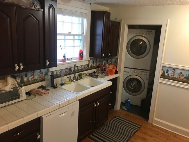 Foto del edificio - HUGE Home Right Across From Campus! Must S...