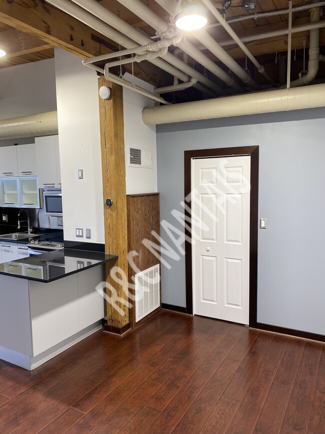Foto del edificio - 6533 E Jefferson Ave
