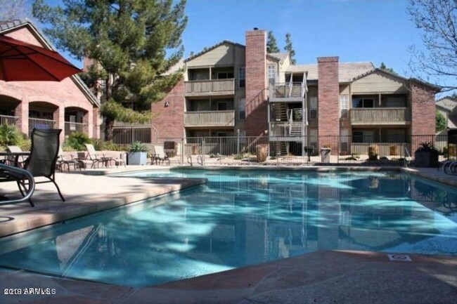 Building Photo - 2ND FLOOR ONE BEDROOM CONDO W WALK IN CLOS...