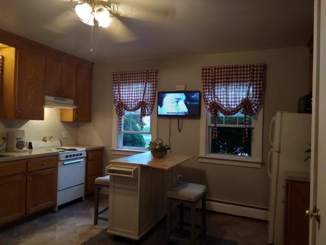 Kitchen-LvgRm - 571 East St