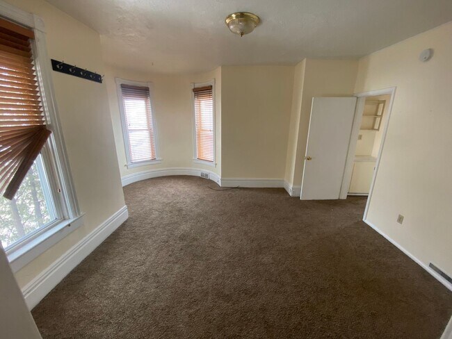 Foto del edificio - AVAILABLE May 1st - 1 Bed 1 Bath Upper Apt in Historic Building