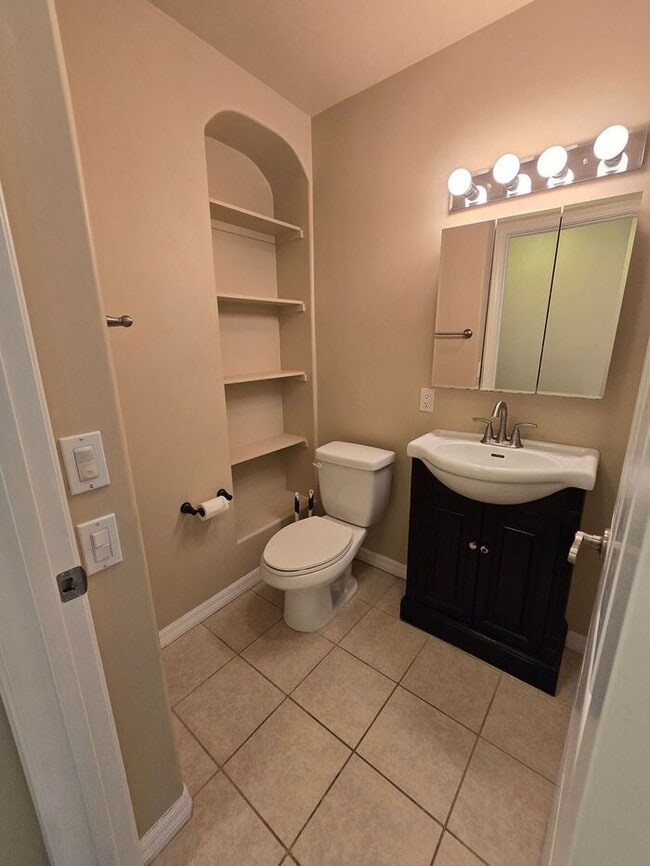 Foto del edificio - Sunny Top Floor 2BD/2BA Condo in Desirable Balboa Ridge Community in Clairemont