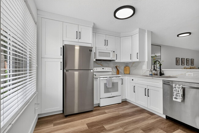 Building Photo - 9899 Kamena Cir