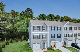 Building Photo - 1001 Cyprus Ct