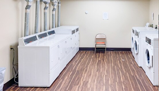 Servicio de lavandería en el lugar - Pine Grove Apartments