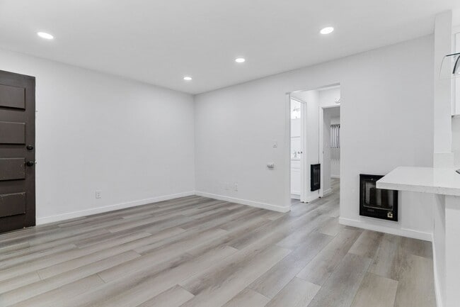Building Photo - 908 Roswell Avenue