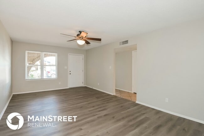 Building Photo - 2255 E Gable Ave