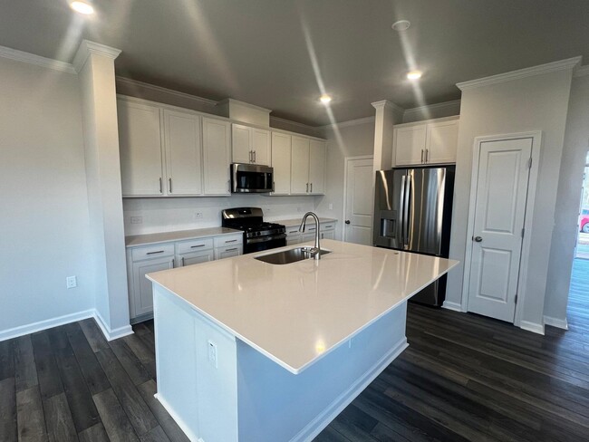 Building Photo - 5905 Woodlawn Dr