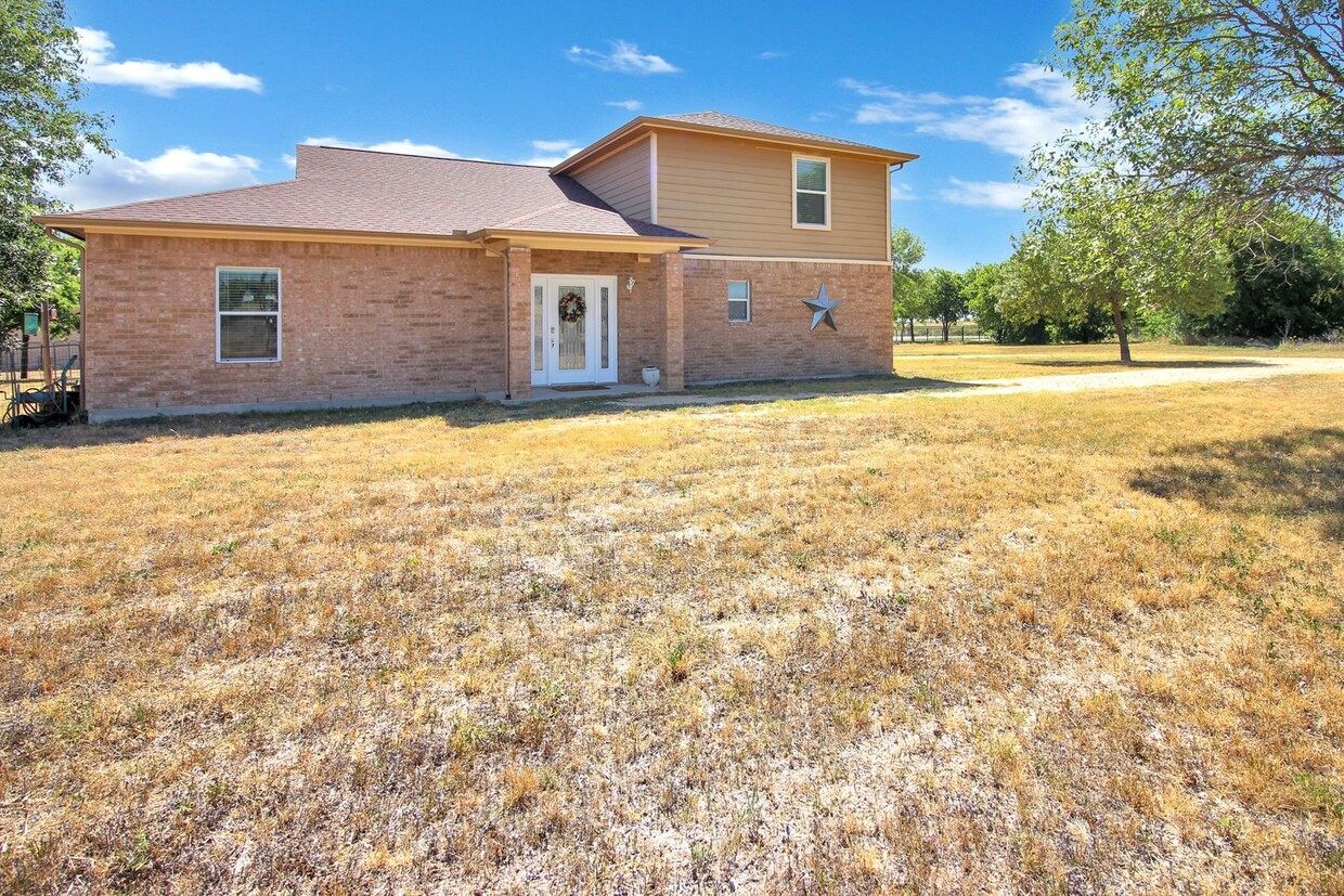 Foto principal - 4 Bed 3 bath in Jarrel on almost 2 acres!