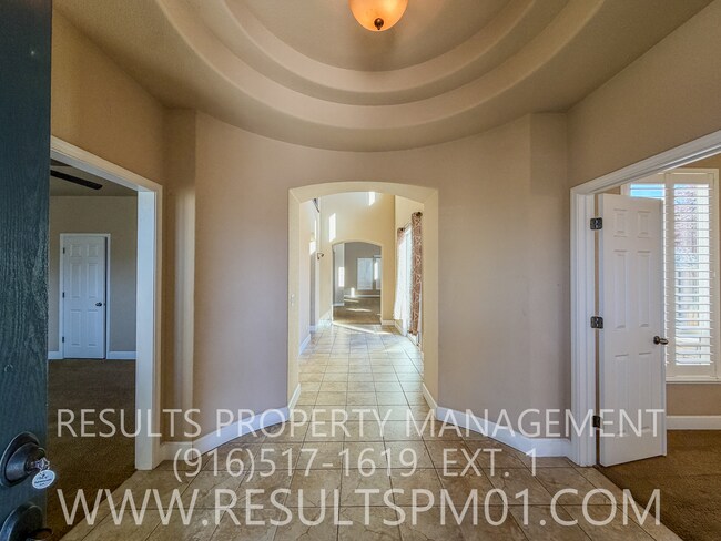 Building Photo - Elegance and spacious Mini Mansion