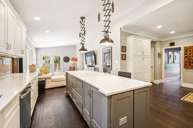 Foto del edificio - Beautifully Furnished Forest Hills Home – ...