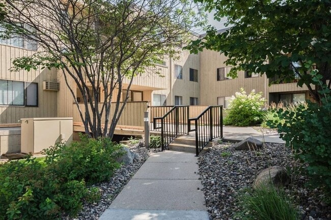 Building Photo - Cedarwood Condos - Cable, Internet & Under...
