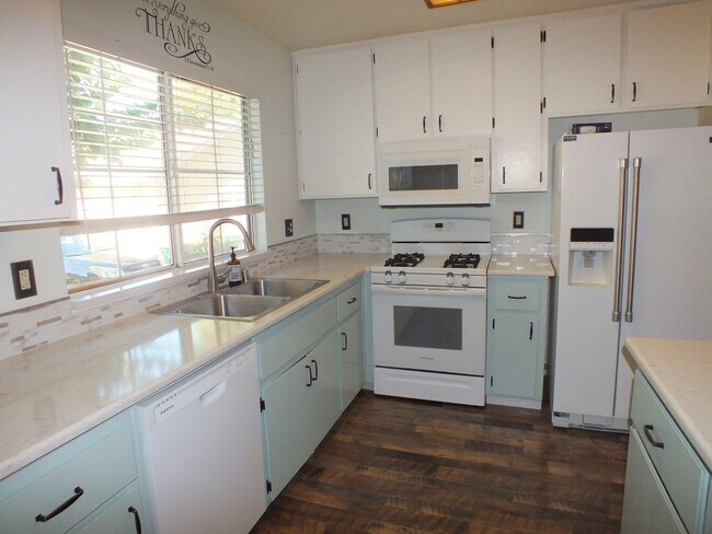 Building Photo - 2/1.5 Diamond Springs condo