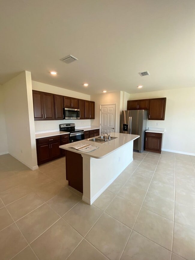 Building Photo - 4 Bedroom 2 Bathroom 2 car Garage