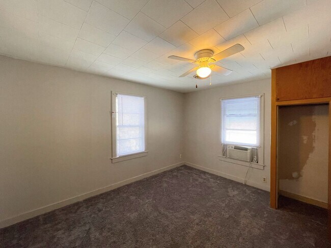 Building Photo - 2 Bed 1 Bath with 1-Car Detached Garage