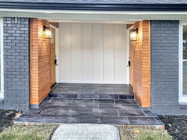 Foto del edificio - Renovated 2BR / 2BA Duplex