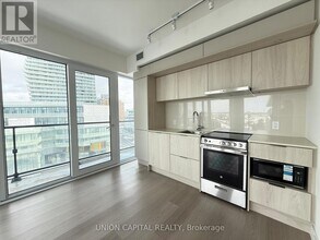 Building Photo - 448 Burnhamthorpe Rd W