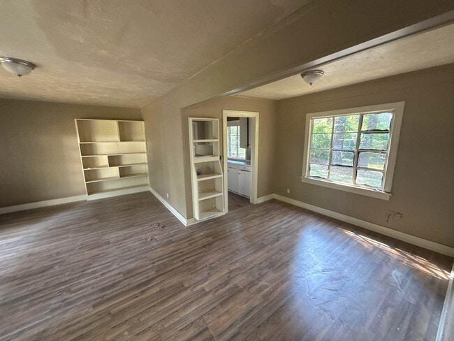 Building Photo - 757 Woodbury Rd