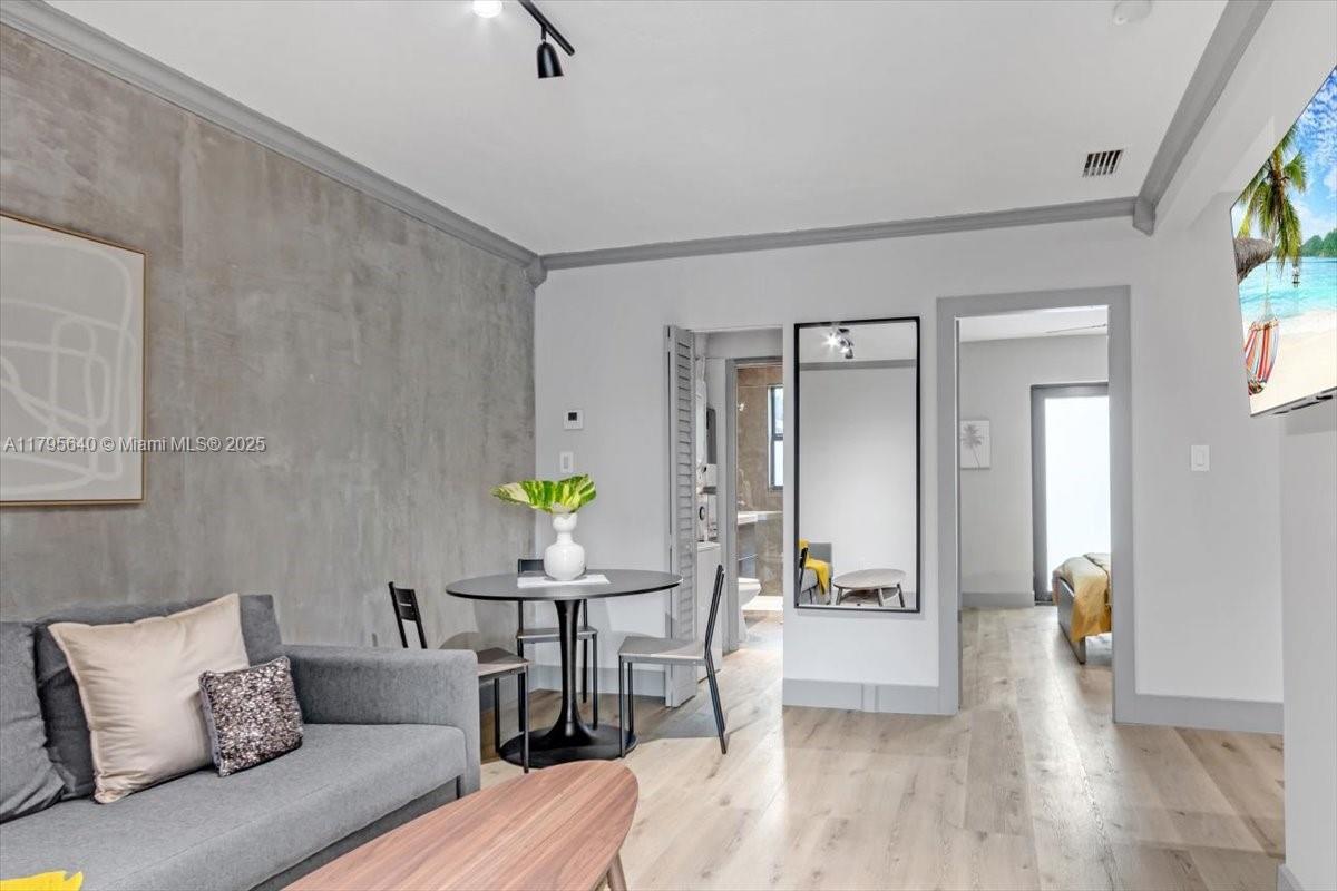 Foto principal - 511 NE 62nd St