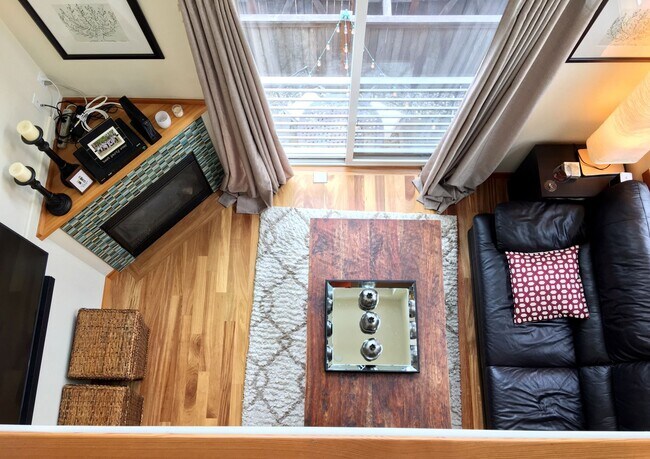 Foto del edificio - Three-Level Loft-Style 2BR | 3BA with Priv...