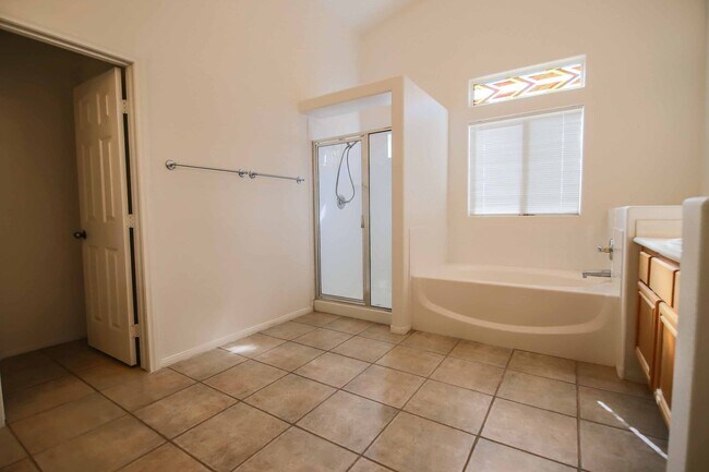 Building Photo - SPACIOUS SINGLE STORY HOME!