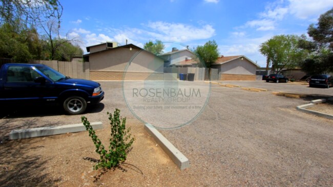 Building Photo - Beautiful Apt - Private Yard, W/D Hookups!...