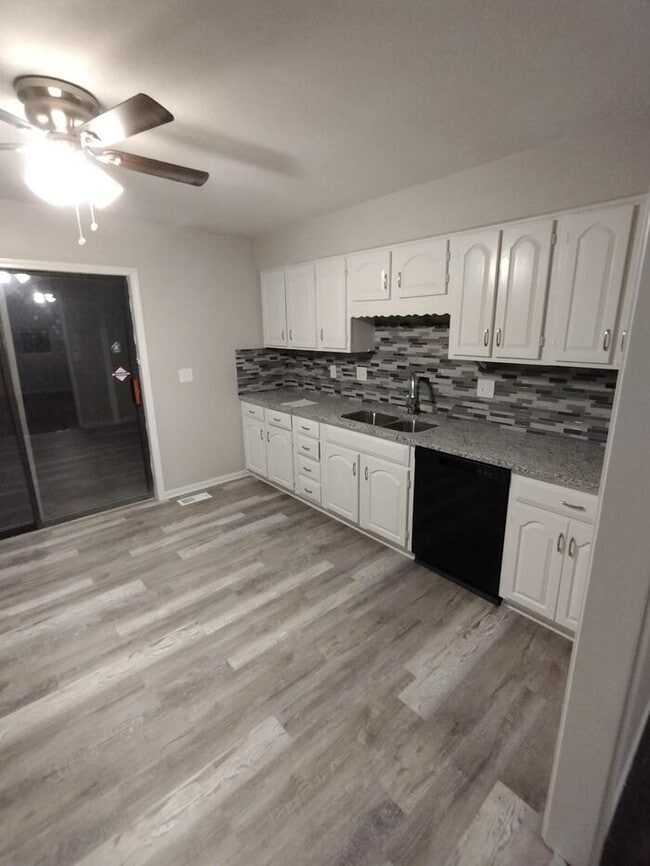 Building Photo - 1813 Glenn Hendren Dr