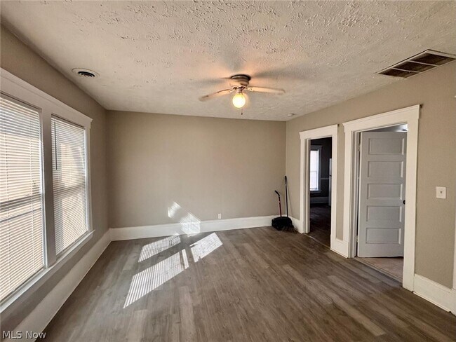 Foto del edificio - 7411 Cornelia Ave