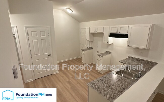 Building Photo - 96 W Byfield Dr