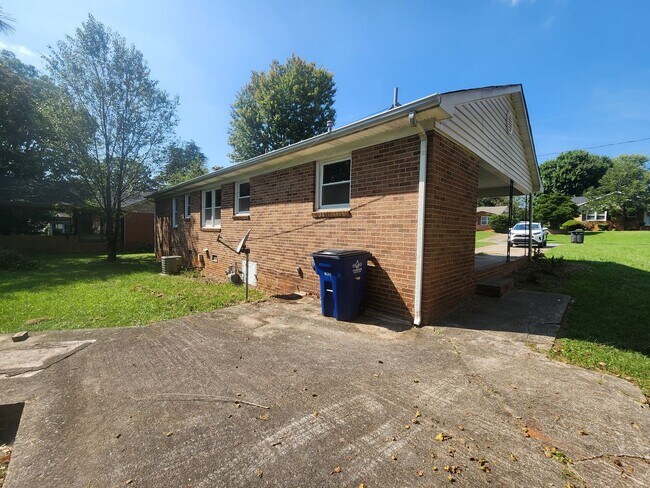 Foto del edificio - Three bedroom home near Winston Lake