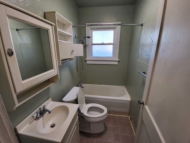 Building Photo - 1 bedroom 1 bathroom house in Edmond next ...