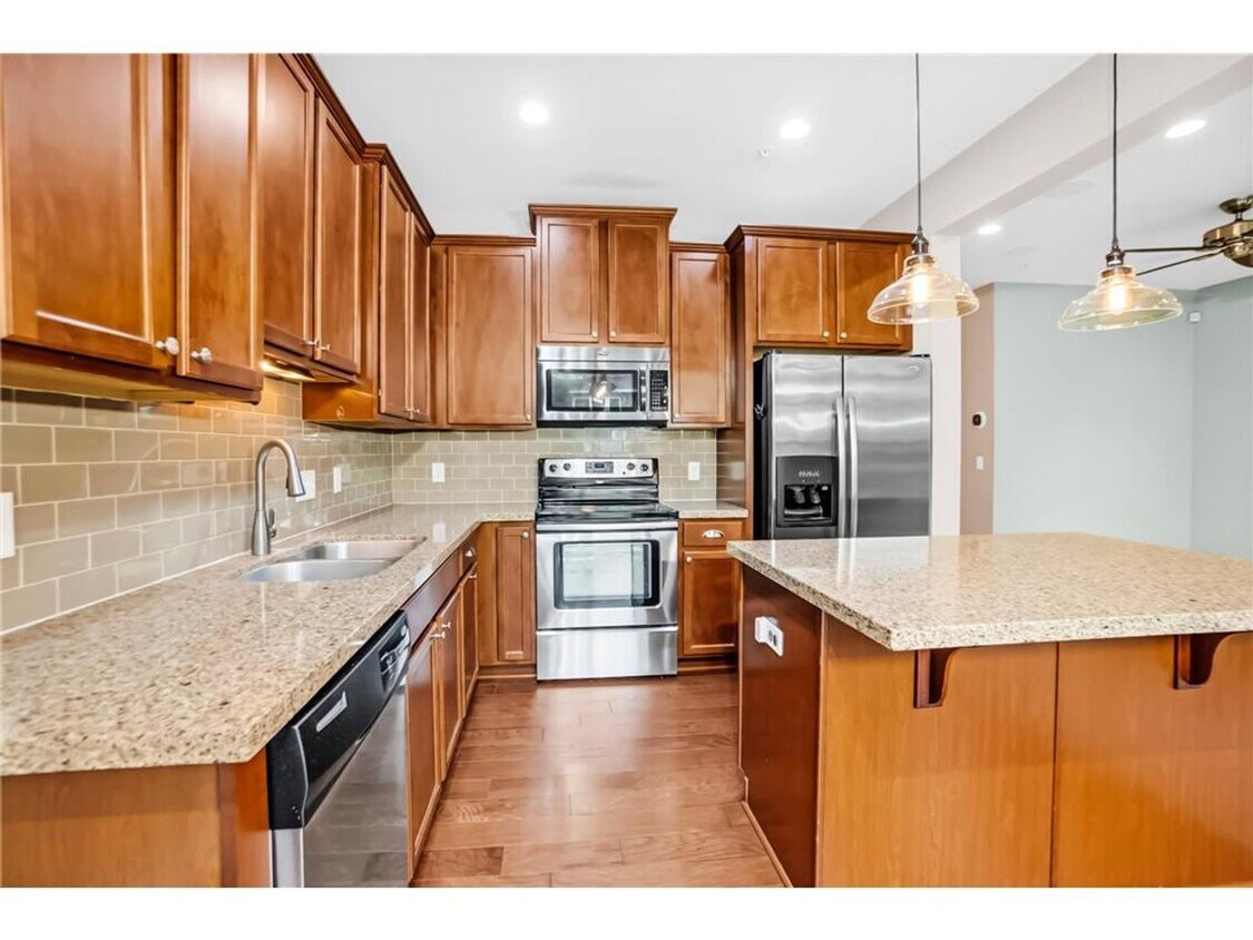 Foto principal - Rare 3 bed 4 bath updated almost 2300 sf t...