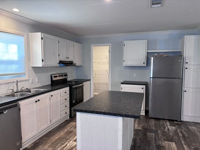 Building Photo - BEAUTIFUL +55 HOA COMMUNITY- ASK ABOUT OUR...