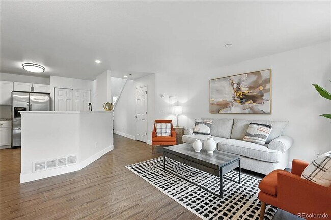 Building Photo - Beautiful, updated, spacious unit!