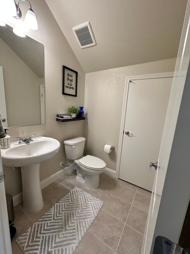 Tocador - 10725 Portico Cir